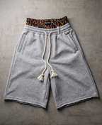 Shorts de leopardo medianoche con capas